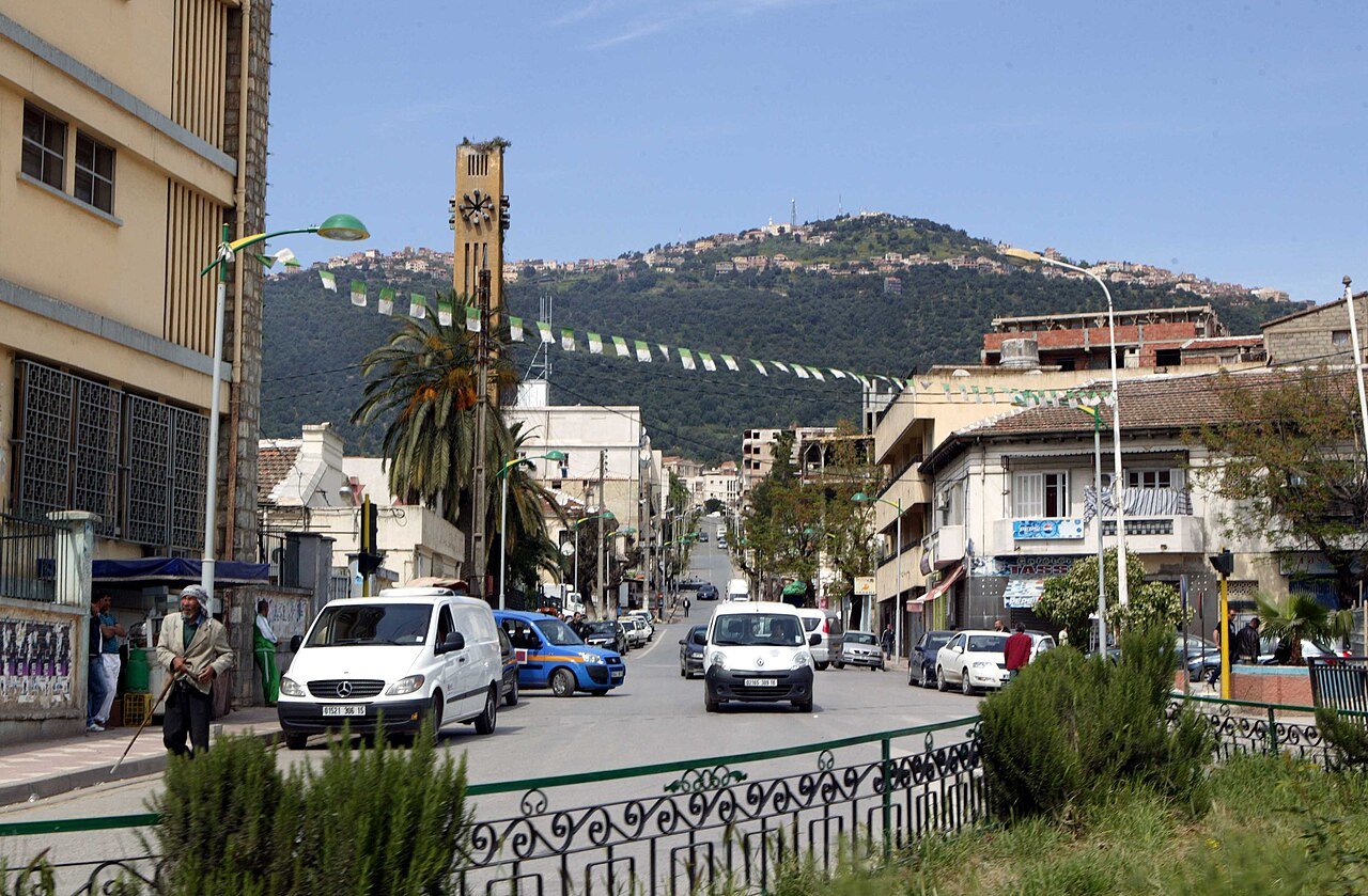 Le centre-ville de Tizi Ouzou, avec les montagnes du Djurdjura en fond