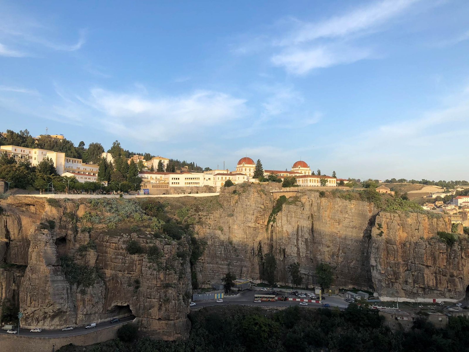 Constantine, la ville posée sur son rocher au-dessus des gorges du Rhumel