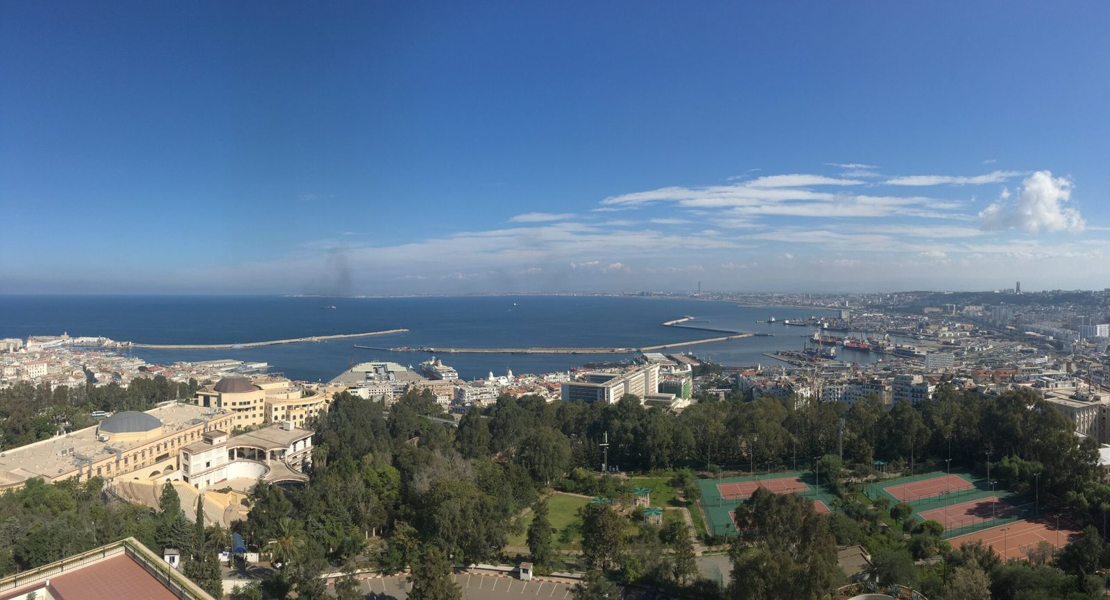 Panorama d'Alger depuis les hauteurs, la baie et la ville blanche