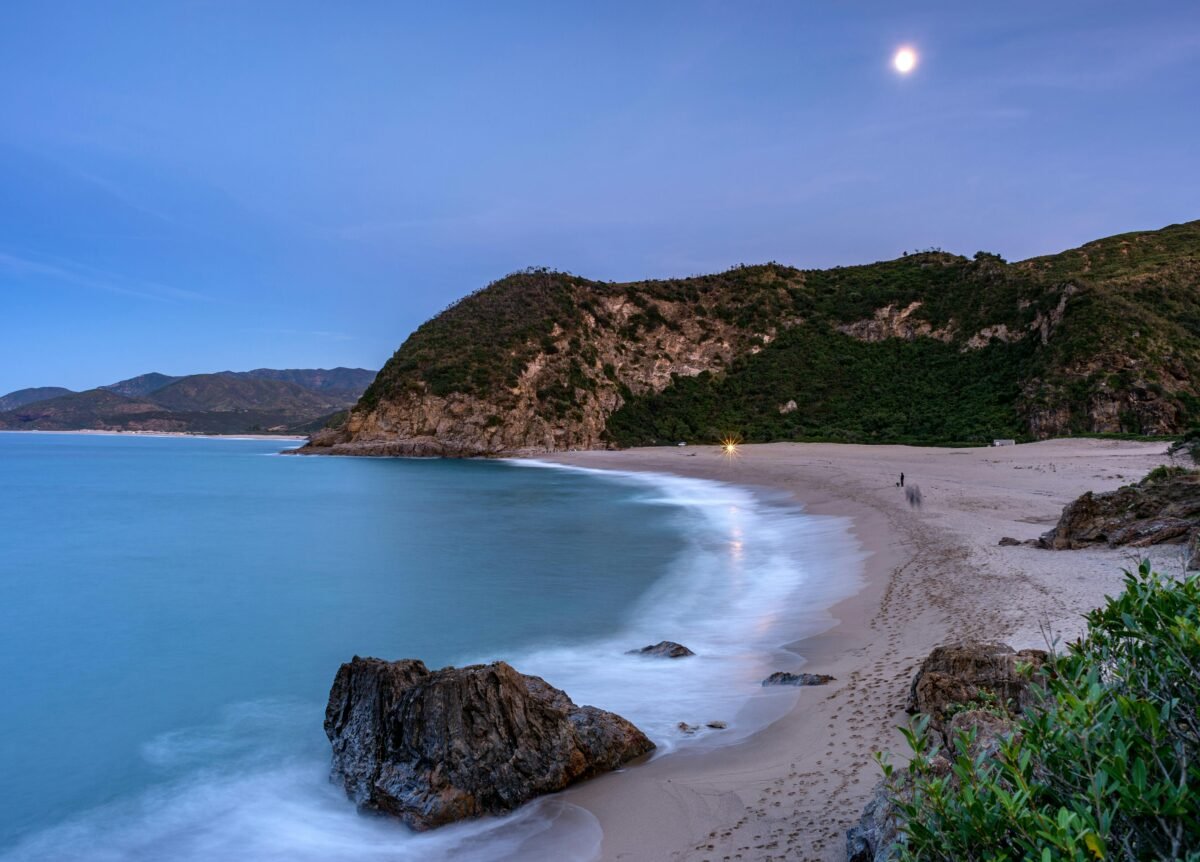 A peaceful moonlit beach scene at Aïn Zouit, Skikda, showcasing the tranquil night sky.